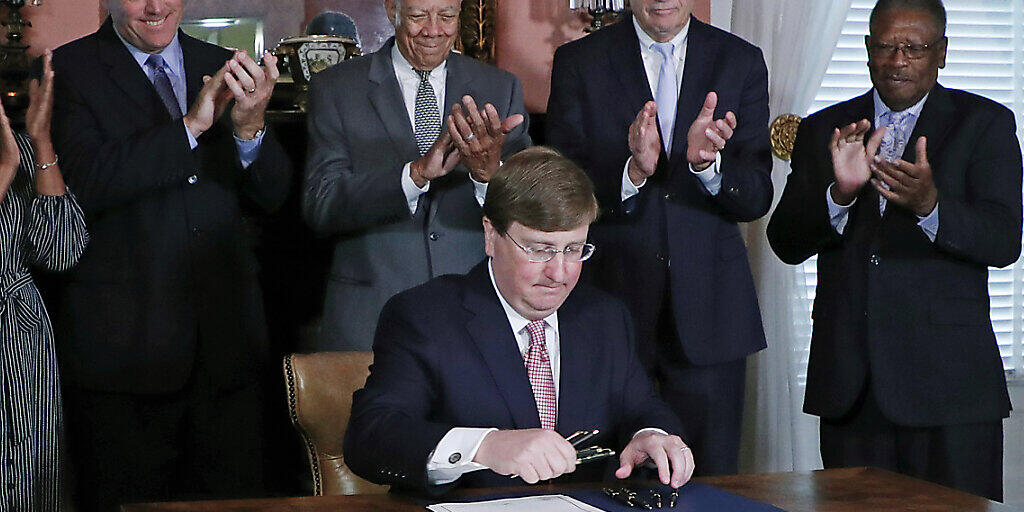 Der Gouverneur des US-Gliedstaates Mississippi Tate Reeves hat mit seiner Unterschrift den Weg für eine neue Flagge in seinem Bundesstaat freigemacht.