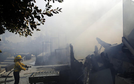 Die Buschfeuer in Kalifornien erreichen Los Angeles und trieben am Montag (Ortszeit) auch Prominente aus ihren Villen.