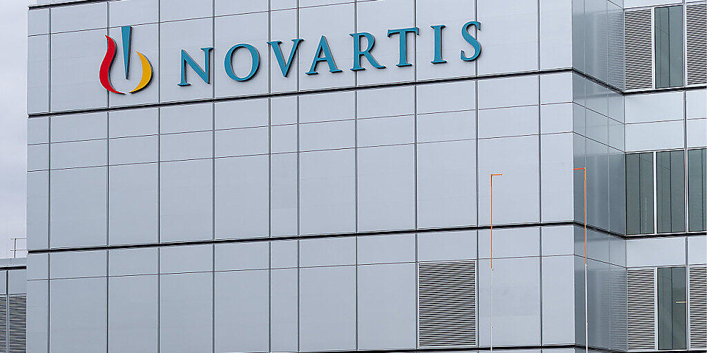 Novartis schaltet sich über eine Zusammenarbeit mit Molecular Partners nun doch aktiver in den Kampf gegen Covid-19 ein. In Form einer Options- und Lizenzvereinbarung üben die beiden Unternehmen den Schulterschluss. (Archivbild)