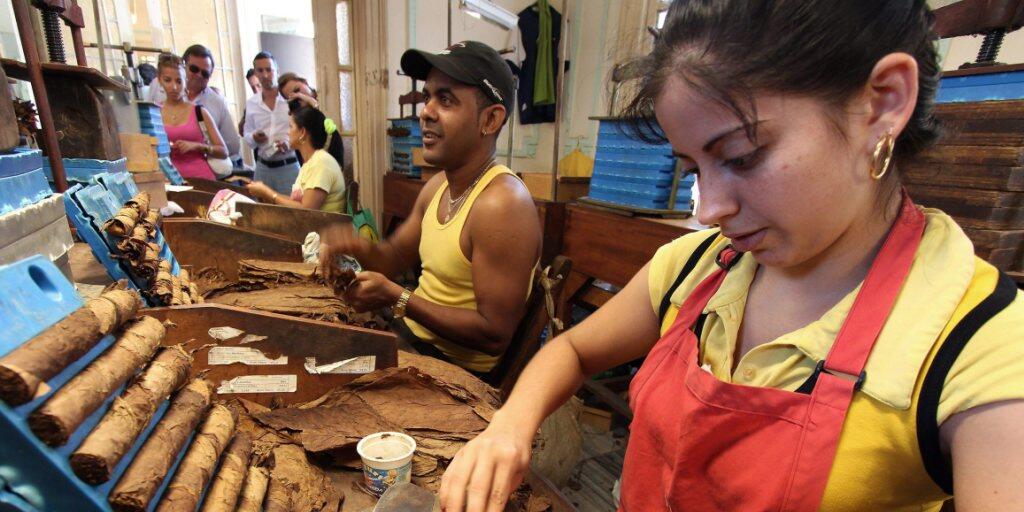 Arbeiter in der Zigarren-Manufaktur El Laguito in der kubanischen Hauptstadt Havanna. (Archivbild)