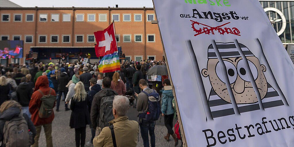 Mehrere Hundert Personen haben am Samstag in Basel an einer Kungebung gegen die Corona-Massnahmen teilgenommen. Mehrere Hundert Personen haben am Samstag in Basel an einer Kungebung gegen die Corona-Massnahmen teilgenommen.