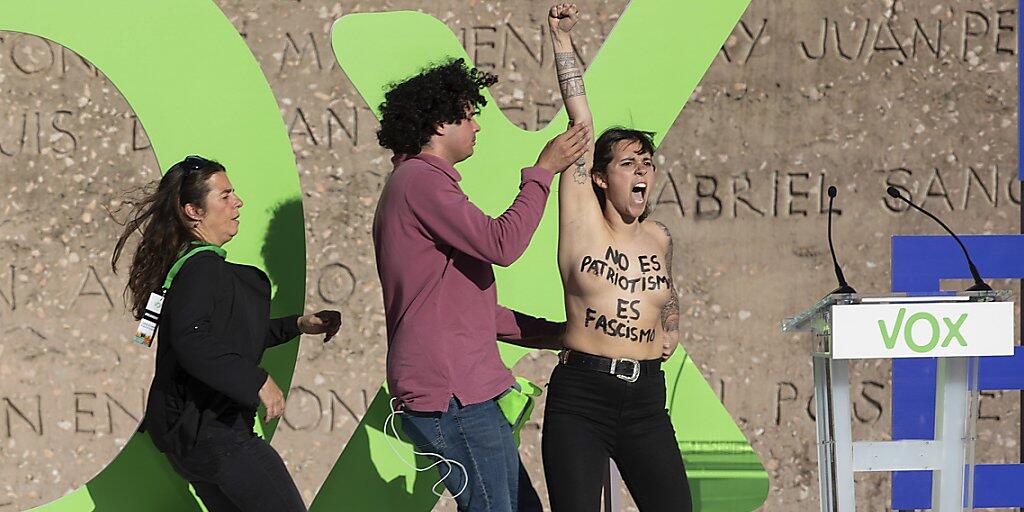 Nackter Protest einer Femen-Aktivistin gegen die rechtsradikale Partei Vox kurz vor der Parlamentswahl in Spanien.