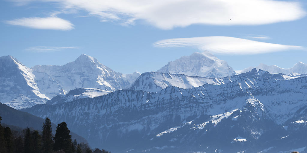 Frühlingshafte Bedingungen im Berner Oberland: Sonnenhungrige geniessen das milde Wetter mit Blick auf Eiger, Mönch und Jungfrau im Schadaupark in Thun BE.