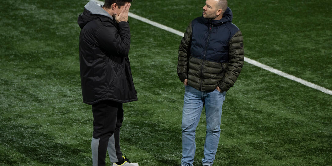 Martin Stocklasa und Sportchef Franz Burgmeier (r.) diskutieren nach der Pleite in Wil über das Spiel.