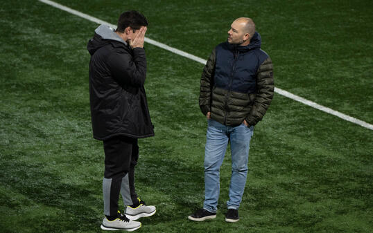 Martin Stocklasa und Sportchef Franz Burgmeier (r.) diskutieren nach der Pleite in Wil über das Spiel.