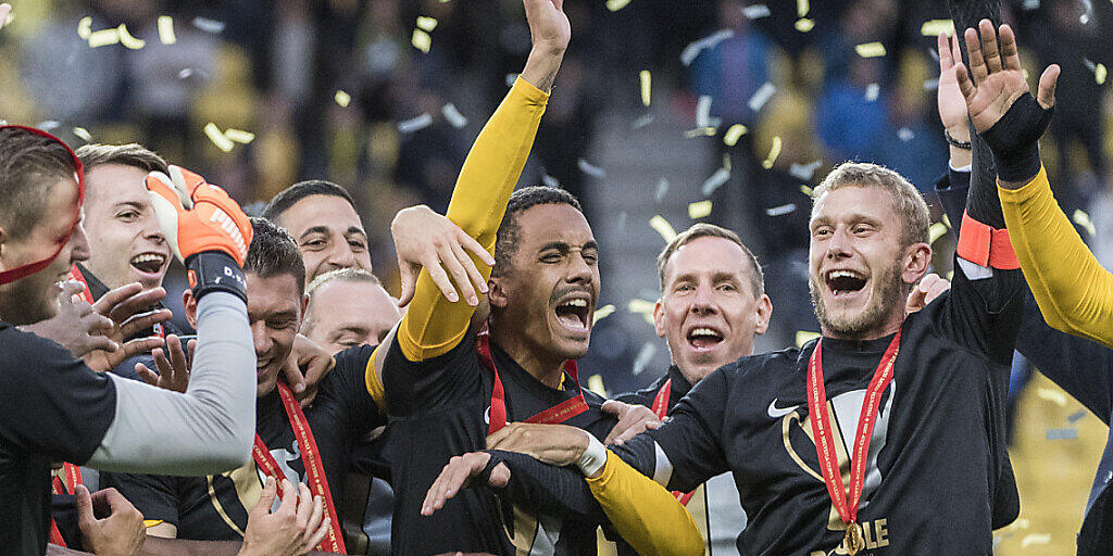 Die Young Boys feiern ihren Cup-Helden Marvin Spielmann (Mitte) Die Young Boys feiern ihren Cup-Helden Marvin Spielmann (Mitte)