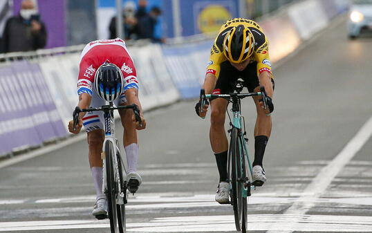 Der Niederländer Mathieu van der Poel (links) fährt an der Flandern-Rundfahrt knapp vor dem Belgier Wout van Aert als Sieger über die Ziellinie