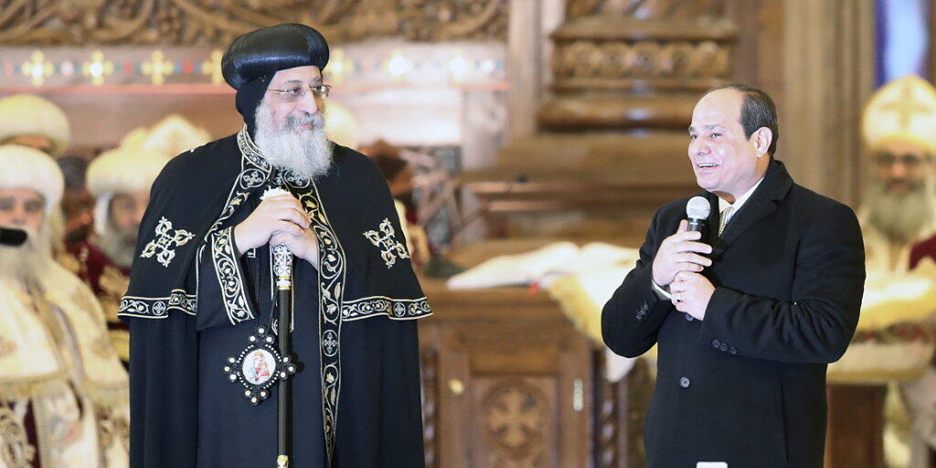 Ägyptens Präsident Abdel Fattah al-Sisi hat eine neue riesige Kathedrale für die christliche Minderheit im Land eröffnet. Der Kopten-Papst Tawadros II. (l) bezeichnete die Eröffnung als beispiellos "in der Geschichte". Ägyptens Präsident Abdel Fattah al-Sisi hat eine neue riesige Kathedrale für die christliche Minderheit im Land eröffnet. Der Kopten-Papst Tawadros II. (l) bezeichnete die Eröffnung als beispiellos "in der Geschichte".