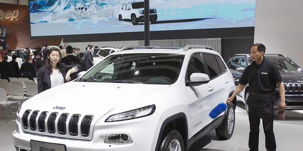 An der am Montag beginnenden Messe "Auto China" sollen sich die Besucher auf die Autos konzentrieren - und nicht auf leicht bekleidete Hostessen (Archiv).