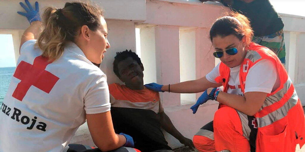 115 Flüchtlinge überwinden den Grenzzaun in Ceuta: Rot-Kreuz-Helferinnen behandeln einen von ihnen.