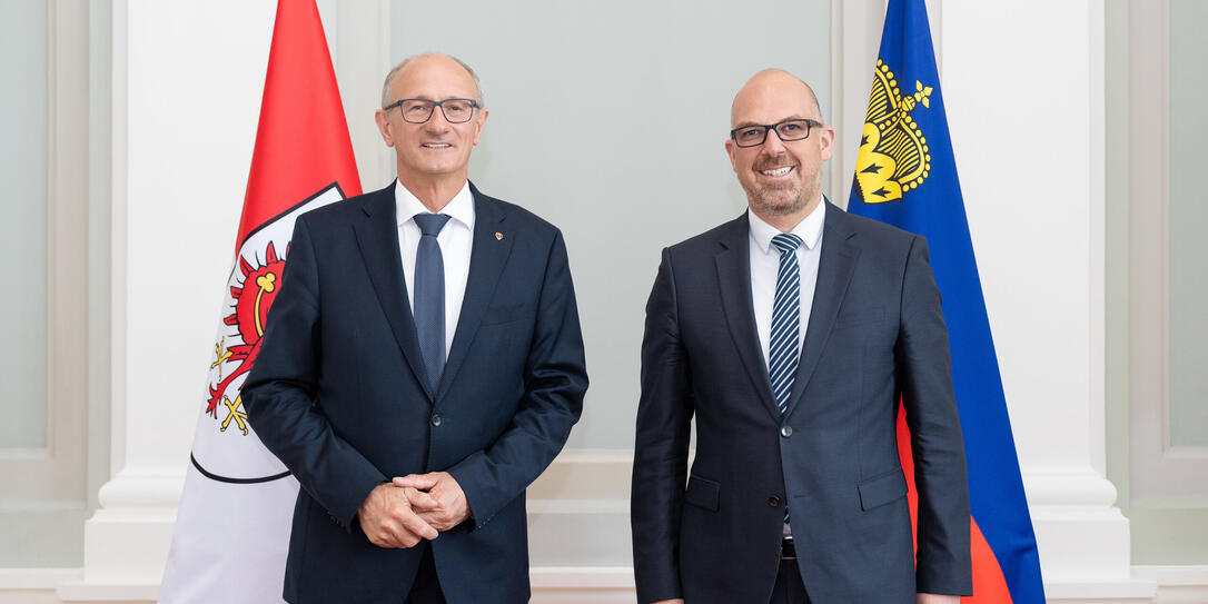 Regierungschef Daniel Risch begrüsste den Tiroler Landeshauptmann Anton Mattle im Regierungsgebäude.