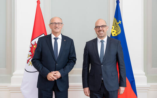 Regierungschef Daniel Risch begrüsste den Tiroler Landeshauptmann Anton Mattle im Regierungsgebäude.