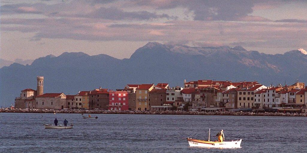 Blick auf die zwischen Slowenien und Kroatien umstrittene Küste von Piran (Archiv)