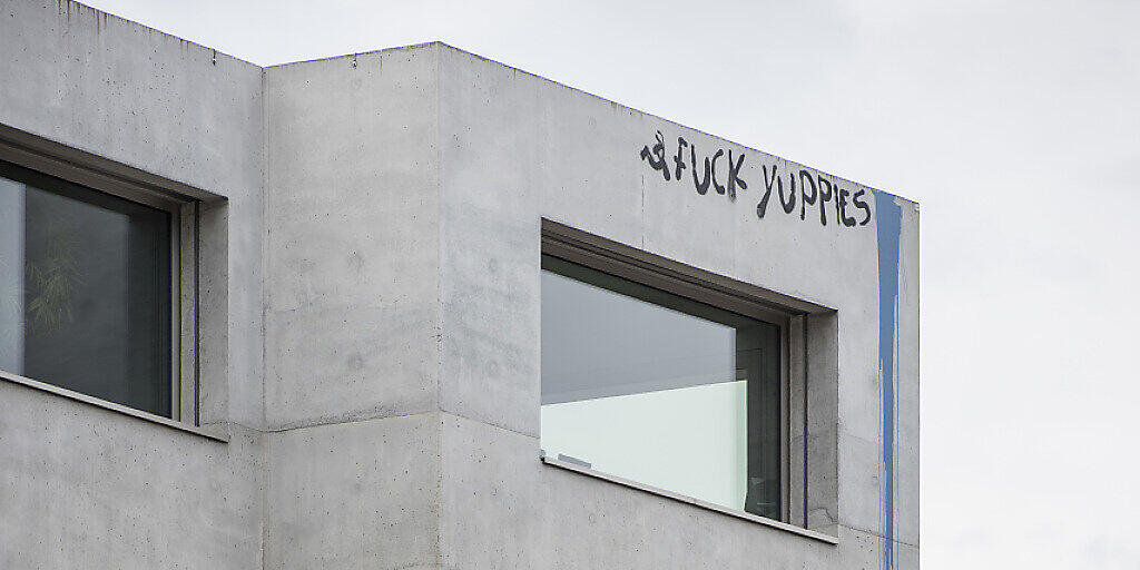 Die Richtzinsen für zehnjährige Festhypotheken fallen erstmals unter 1 Prozent. (Archiv)