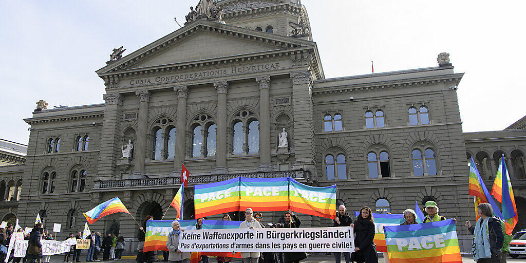 Das Parlament empfiehlt die Volksinitiative gegen die Finanzierung von Kriegsmaterial zur Ablehnung. Diese stammt aus der Feder der Gruppe für eine Schweiz ohne Armee und der Jungen Grünen. (Archivbild)