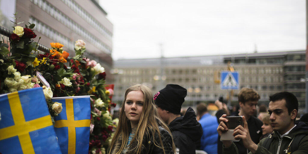 Die Anteilnahme der schwedischen Bevölkerung nach dem Lastwagen-Attentat im April 2017 war gross. Jetzt steht der geständige Täter vor Gericht. (Archiv)