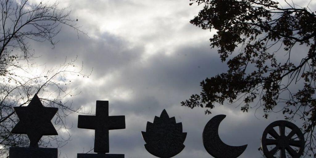 Symbole der fünf Weltreligionen auf verlorenem Posten? In der Schweiz lebt mittlerweile jeder Vierte ohne Religion. (Archivbild)