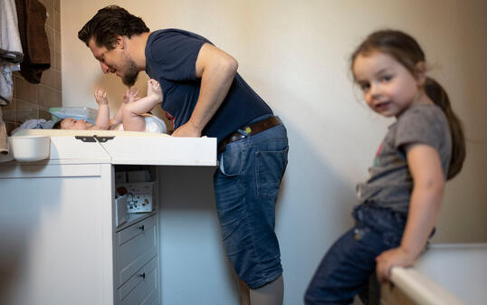 KLEINKIND, BABY, BEBE, SAEUGLING, KIND, TOCHTER, MAEDCHEN, ELTERN, VATER, EHEMANN, KINDERBETREUUNG, VATERSCHAFTSURLAUB, ELTERNZEIT, WICKLEN, WICKELTISCH, SCHWESTER, SCHWESTERN,