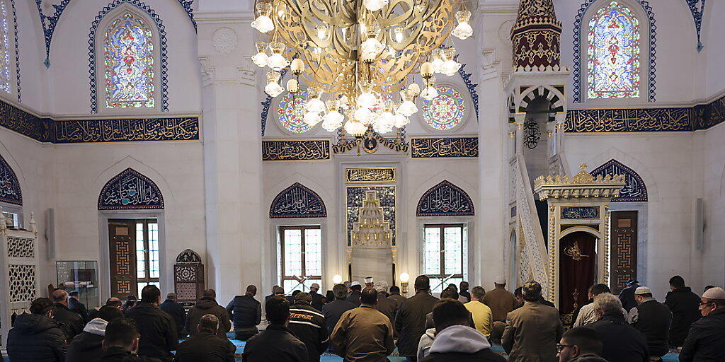 Menschen beim Gebet in einer Moschee in Berlin. (Archivbild)