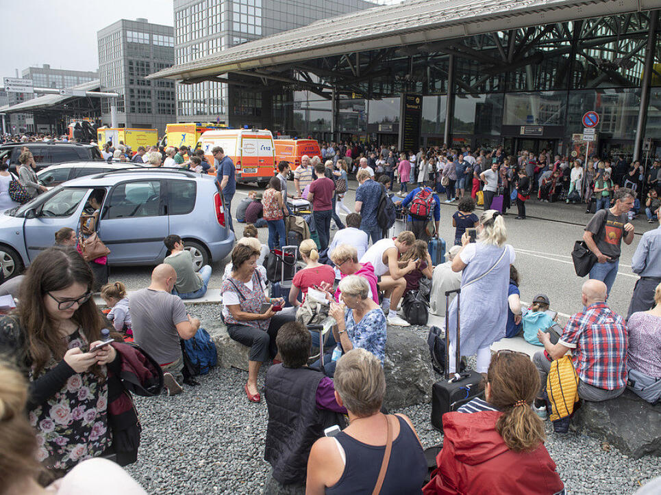 Nichts geht mehr. Touristen vor einem Terminal des Flughafens Hamburg müssen sich in Geduld üben.
