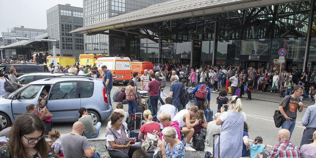 Nichts geht mehr. Touristen vor einem Terminal des Flughafens Hamburg müssen sich in Geduld üben.