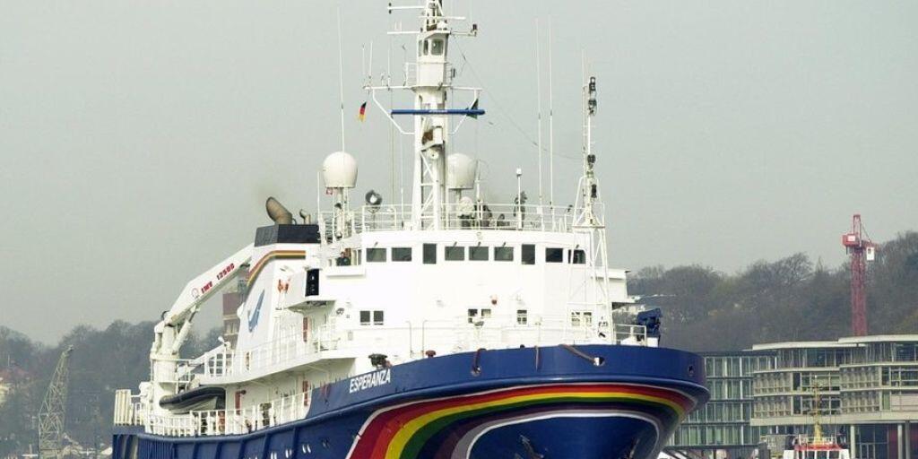 Das Greenpeace-Schiff Esperanza - hier eine Aufnahme von 2002 - hat eine neue Mission: Es transportiert Forschende ein Jahr lang von der Arktis bis zur Antarktis, um die Geheimnisse und wunden Stellen der Hohen See zu erkunden. (Archivbild) Das Greenpeace-Schiff Esperanza - hier eine Aufnahme von 2002 - hat eine neue Mission: Es transportiert Forschende ein Jahr lang von der Arktis bis zur Antarktis, um die Geheimnisse und wunden Stellen der Hohen See zu erkunden. (Archivbild)