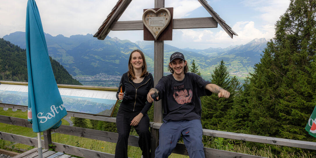 Nach dem Aufstieg zur Gafadura-Hütte mussten unsere Redaktoren erst atmen.
