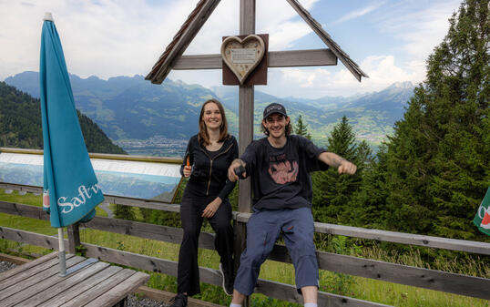 Nach dem Aufstieg zur Gafadura-Hütte mussten unsere Redaktoren erst atmen.