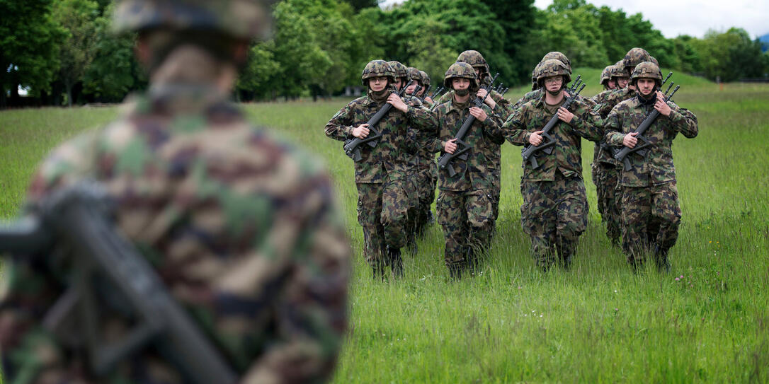 SCHWEIZER ARMEE, ARMEE, REKRUT, REKRUTEN, REKRUTENSCHULE, SOLDAT, INFANTERIE, INFANTERIST, INFANTERISTEN, ZUGSCHULE, EXERZIEREN, FORMATION SCHWEIZER ARMEE, ARMEE, REKRUT, REKRUTEN, REKRUTENSCHULE, SOLDAT, INFANTERIE, INFANTERIST, INFANTERISTEN, ZUGSCHULE, EXERZIEREN, FORMATION