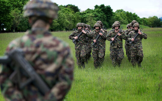 SCHWEIZER ARMEE, ARMEE, REKRUT, REKRUTEN, REKRUTENSCHULE, SOLDAT, INFANTERIE, INFANTERIST, INFANTERISTEN, ZUGSCHULE, EXERZIEREN, FORMATION
