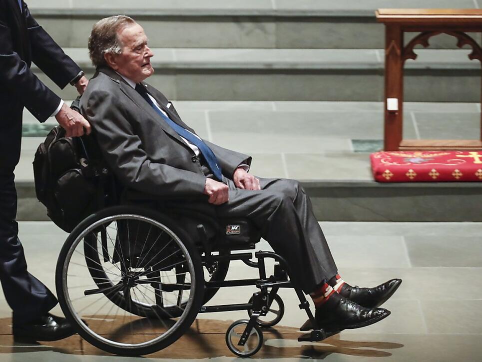 Sitzt im Rollstuhl und leidet an Parkinson: der frühere US-Präsident George H.W. Bush. (Archivbild)