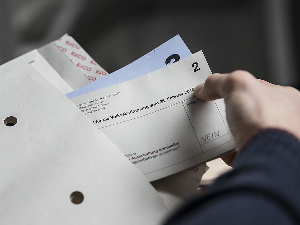 Wer brieflich stimmt, soll künftig keine Briefmarke mehr suchen müssen: Der Nationalrat hat eine Motion für vorfrankierte Umschläge unterstützt.