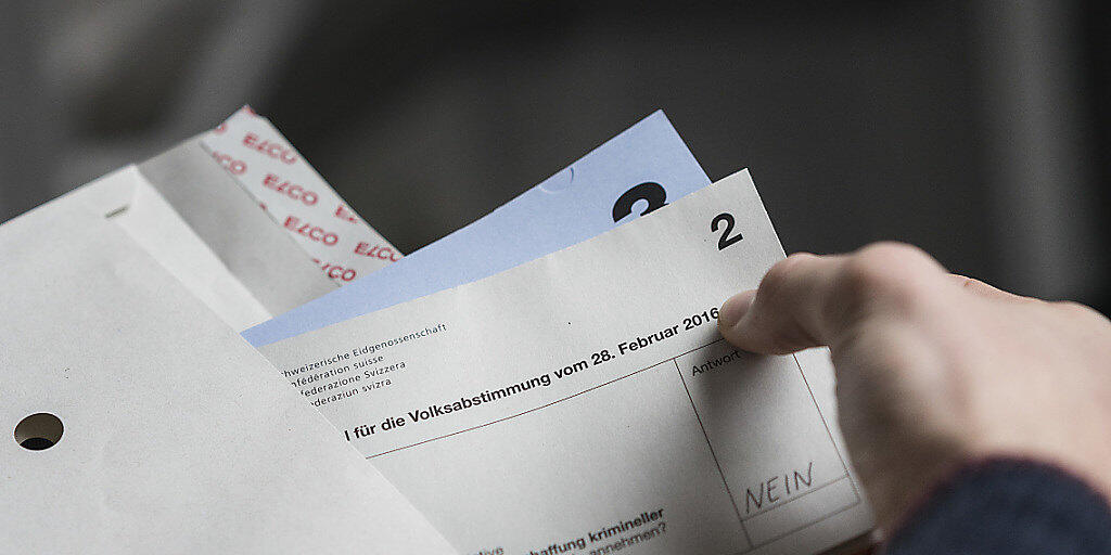 Wer brieflich stimmt, soll künftig keine Briefmarke mehr suchen müssen: Der Nationalrat hat eine Motion für vorfrankierte Umschläge unterstützt.