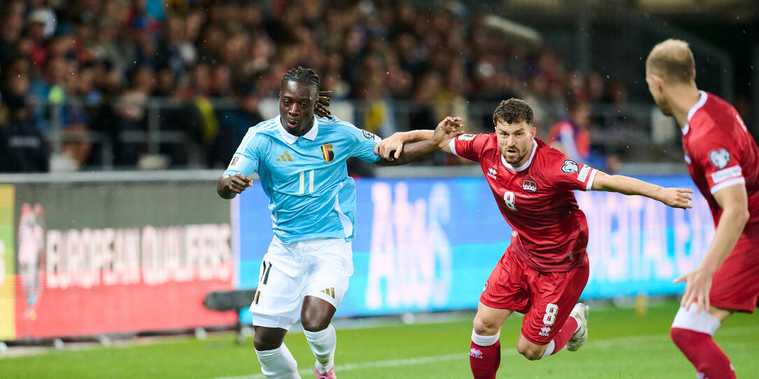 Aron Sele (r.) im Duell mit Belgiens Jérémy Doku – seines Zeichens Spieler von Manchester City.