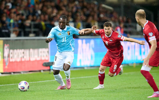 Aron Sele (r.) im Duell mit Belgiens Jérémy Doku – seines Zeichens Spieler von Manchester City.