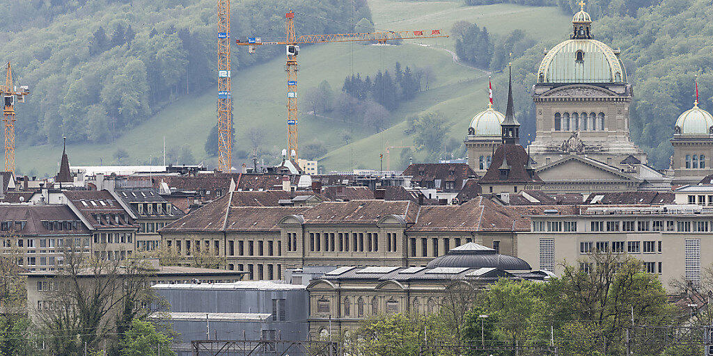 Die Bernerinnen und Berner müssen sich noch etwas gedulden, bis der neue Fernverkehrszug der SBB "FV Dosto" fahrplanmässig durch ihre Stadt fährt. Grund sind Probleme bei den Klimaanlagen und Kundeninformationssystemen. (Archivbild)