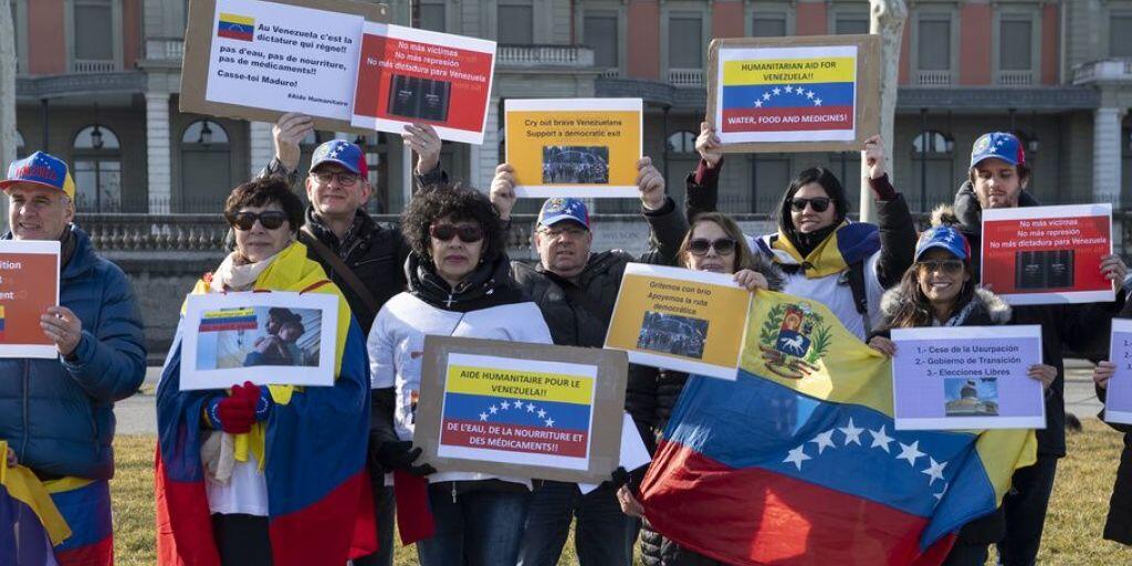 Rund 80 Personen demonstrierten vor dem Hauptsitz des UNHCR in Genf gegen den venezolanischen Präsidenten Nicolas Maduro und für die Einfuhr von Hilfsgütern.