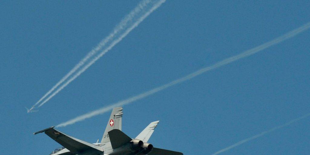 Eine F/A-18 des Luftpolizeidienstes bei einer Übung. Während man in Frankreich gespannt darauf wartete, wer es bei der Präsidentenwahl in die Stichwahl schafft, galt es für eine F/A-18-Besatzung plötzlich ernst wegen eines abgebrochenen Funkkontakts. Am Ende war alles aber harmlos. (Archiv)