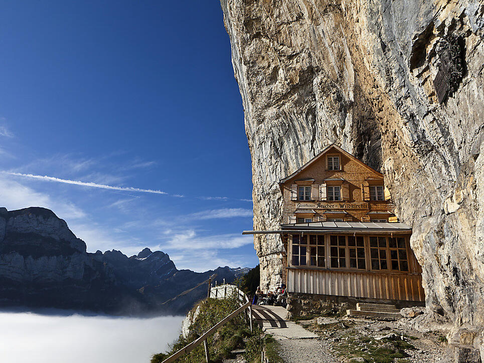 Opfer des eigenen Erfolgs: Das Berggasthaus Äscher-Wildkirchli in der Felswand unterhalb der Ebenalp bei Weissbad im Kanton Appenzell Innerrhoden wird von Gästen überrannt.