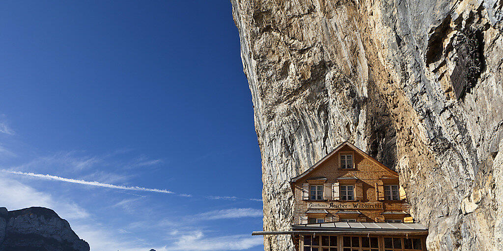 Opfer des eigenen Erfolgs: Das Berggasthaus Äscher-Wildkirchli in der Felswand unterhalb der Ebenalp bei Weissbad im Kanton Appenzell Innerrhoden wird von Gästen überrannt.