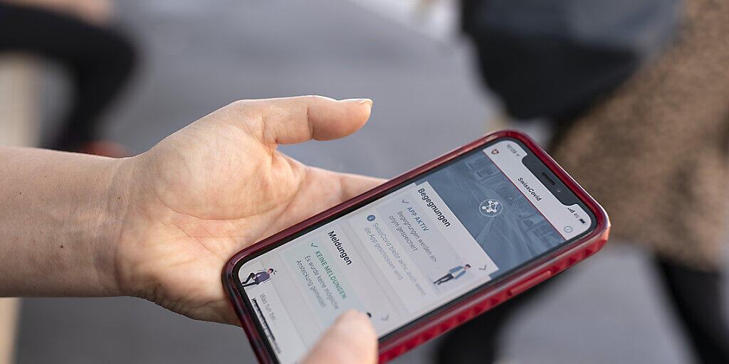 Die Schweizer Coronavirus-Warn-App für Mobiltelefone soll den Benutzer warnen, falls er sich mindestens 15 Minuten in unmittelbarer Nähe eines Infizierten befunden hat. (Symbolbild)
