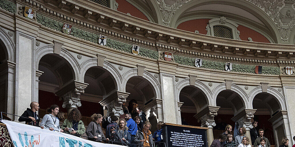 Klimaaktivisten haben im Nationalratssaal ein Transparent zum "Final Countdown" an die Tribüne gehängt. Die Ratssitzung wurde deswegen vorübergehend unterbrochen.