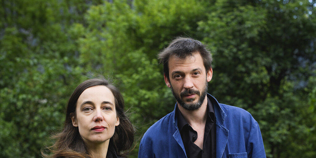 Die Pianistin Vera Kappeler (l) und der Schlagzeuger Peter Conradin Zumthor (r) schaffen in Haldenstein GR eigene Welten zwischen Klängen und Bildern.