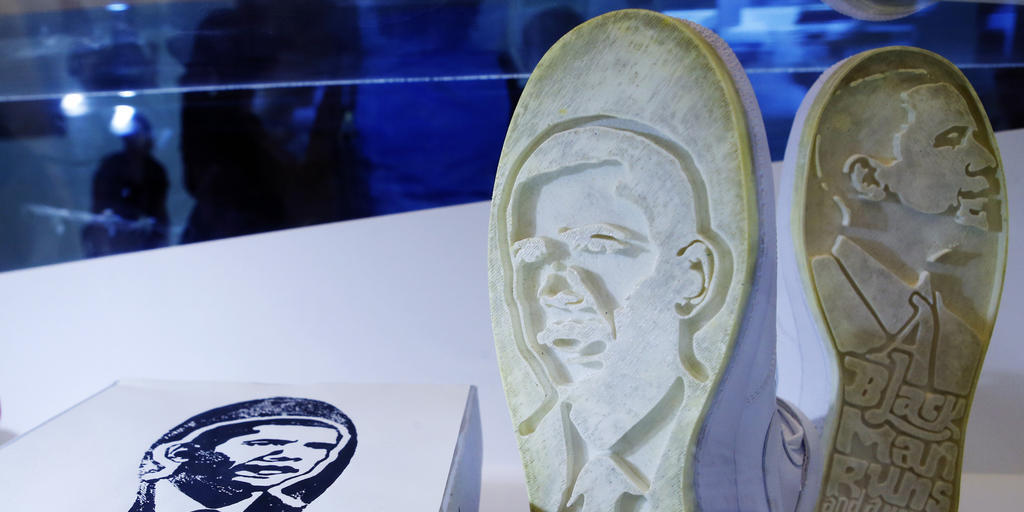 Mit der "Obama Force 1's" von Jimm Lasser kann man Obama-Spuren hinterlassen. Ein Exponat in der Ausstellung "Out of the Box: The Rise of Sneaker Culture" im Brooklyn Museum of Art in New York. Mit der "Obama Force 1's" von Jimm Lasser kann man Obama-Spuren hinterlassen. Ein Exponat in der Ausstellung "Out of the Box: The Rise of Sneaker Culture" im Brooklyn Museum of Art in New York.