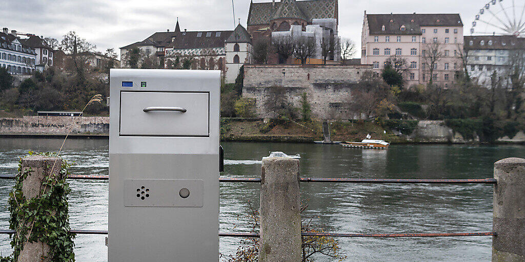 Basel hat einen ersten solarbetriebenen Abfallbehälter in Betrieb genommen, der über eine Presse verfügt.