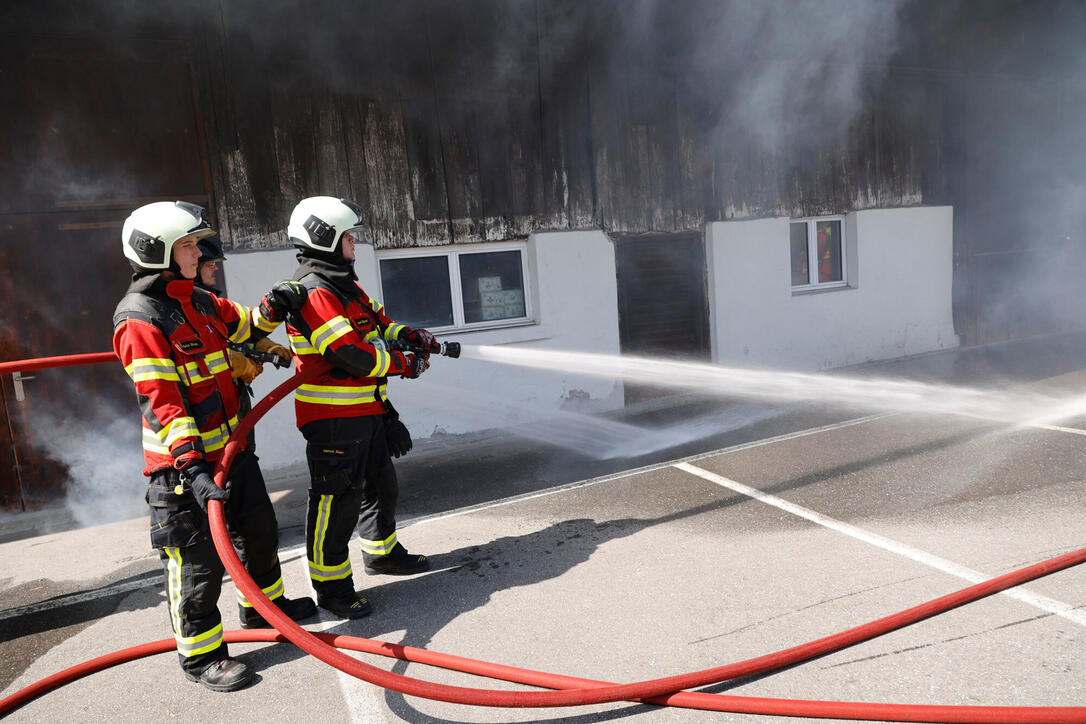 Schluss&uuml;bung beim Kurs f&uuml;r neue Feuerwehrleute beim "Restaurant L&ouml;wen&raquo; in Gamprin-Bendern.