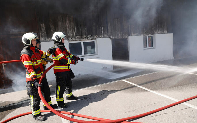 Schluss&uuml;bung beim Kurs f&uuml;r neue Feuerwehrleute beim "Restaurant L&ouml;wen&raquo; in Gamprin-Bendern.