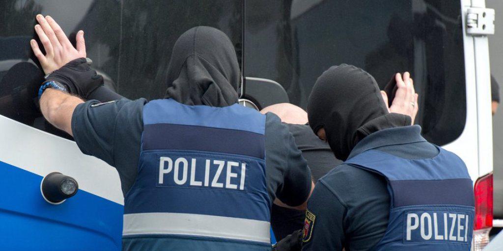 Maskierte Polizisten durchsuchen am Flughafen Frankfurt einen mutmasslichen Betrüger Maskierte Polizisten durchsuchen am Flughafen Frankfurt einen mutmasslichen Betrüger