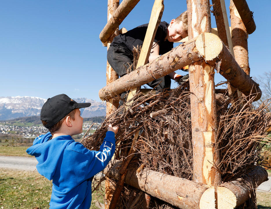 Kinder bauen Funken in Schaanwald