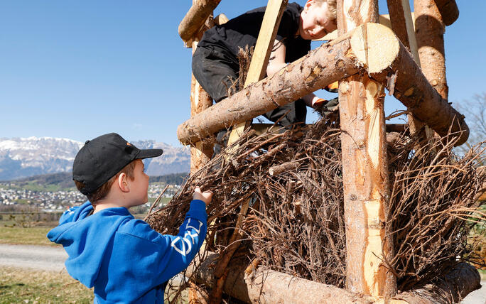 Kinder bauen Funken in Schaanwald